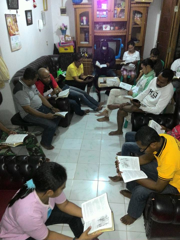 The Fordata people using the Bibles in group discussions. (Photo: Zeto Wekan)